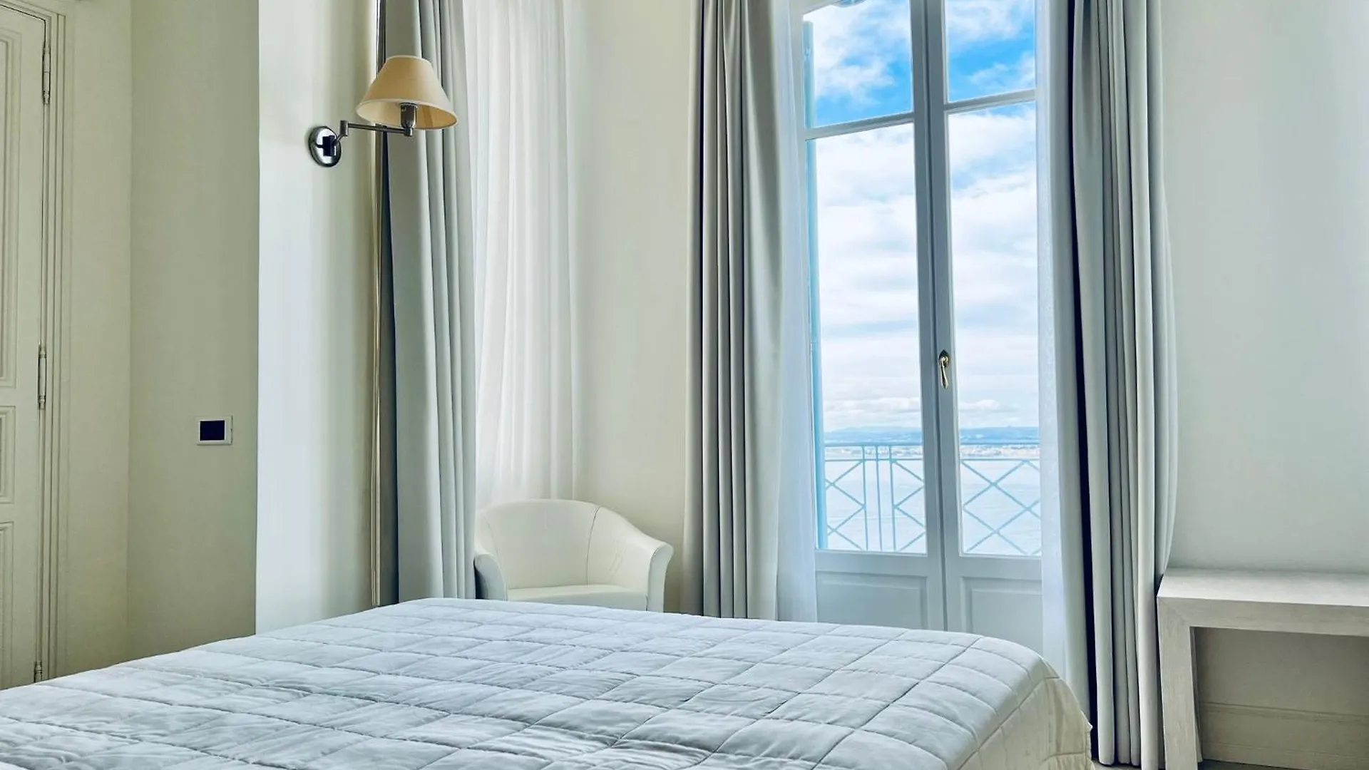 Luxury Villa At Mont Boron, Swimming Pool Overviewing The Bay Nice
